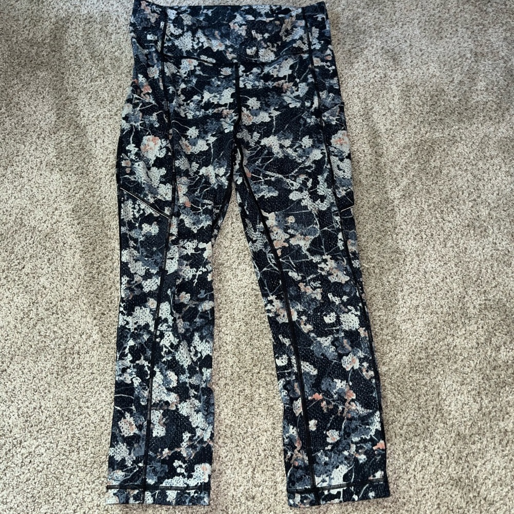 LULU LEMON cropped leggings with pockets